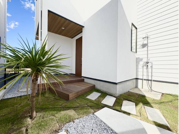 玄関横には温水も使える外シャワー完備！