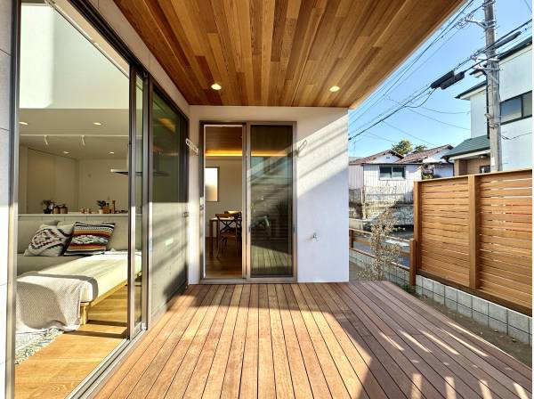 リビングからシームレスにつながるデッキテラス