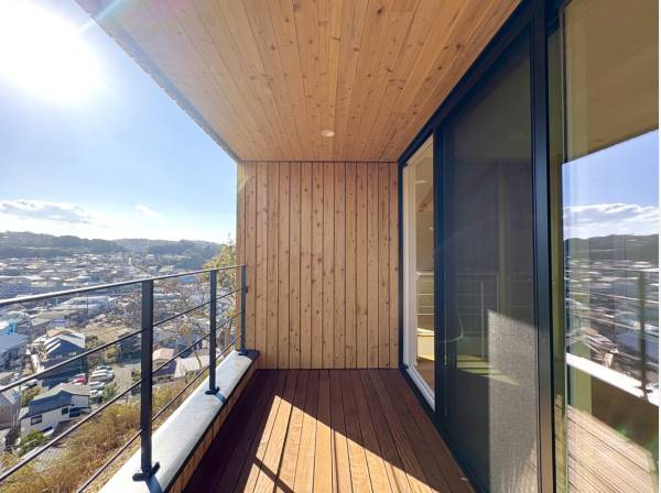鎌倉の美しい景色を独り占めする開放感あるバルコニー