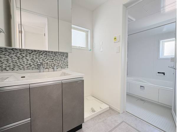 お洒落なタイルのサニタリールーム