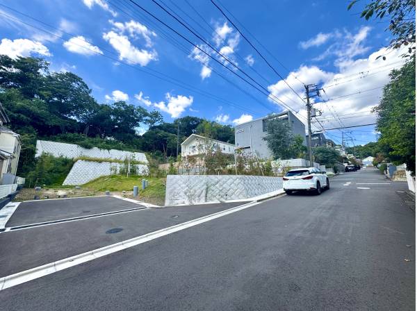 前面道路も広く車の通行もラクラクです