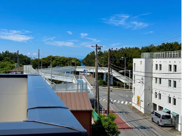 ルーフバルコニーから少しだけ海が見えます。