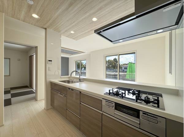 お庭和室まで見渡せる開放的なオープンキッチン