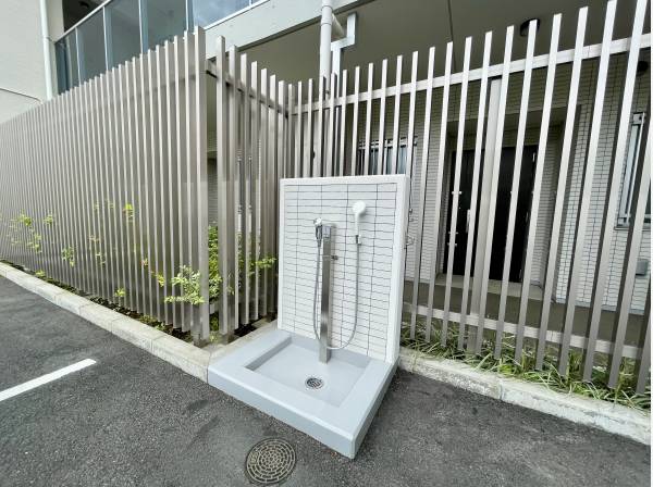 駐車場側にはシャワースペースを完備