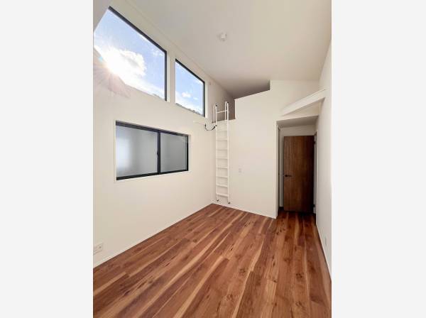 青空を近くに感じられる勾配天井の洋室にはロフトも完備