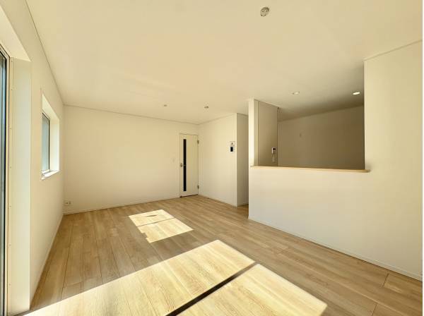 電気を点けなくてもてとても明るいLDKです。