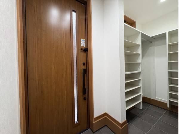 収納も豊富な玄関スペース