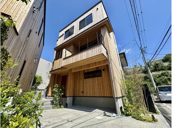 木の温もりを感じる外観