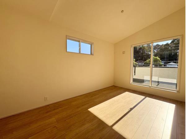 洋室も気持ち良いぐらい陽当たり良好です！