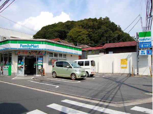 ファミリーマート逗子小坪店まで徒歩4分（約260m）