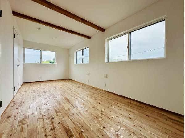 約10.6帖の洋室は間仕切りをして2部屋にする事も可能/緑豊かな眺望も素敵でした