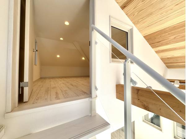 ロフトへは固定階段へ

