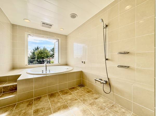 ジャグジーが完備されたゴージャスなお風呂。窓からはキラキラした海を望む