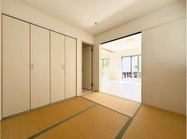 リビング横に和室があります