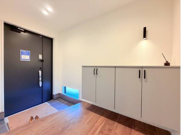 エントランスも広々しており、収納スペースも確保