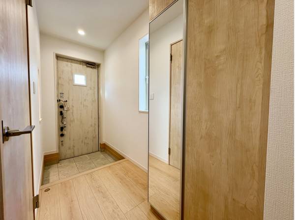 お出かけ前にあると嬉しい鏡付きの玄関ホール