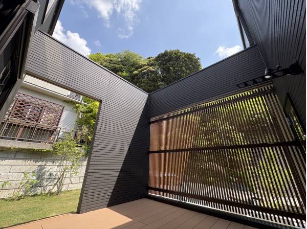 中庭にようなプライベートバルコニーがあります！