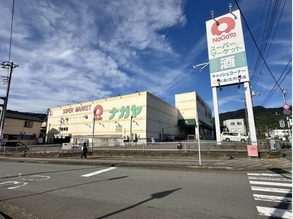 ナガヤ(スーパーマーケット) 車で3分