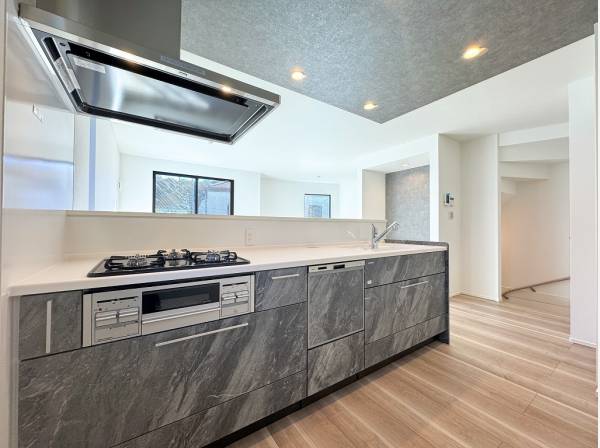 リビングの隅まで見渡せる開放的なオープンキッチン