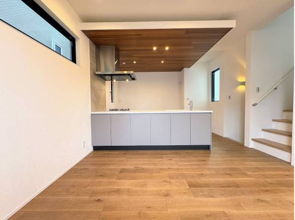 木材を使用したこだわりの天井のスタイリッシュなキッチン