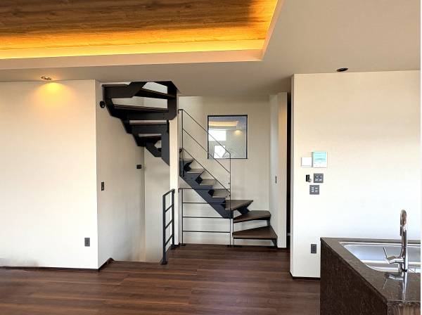 空間にアクセントを加える、スタイリッシュな黒の鉄骨スリット階段