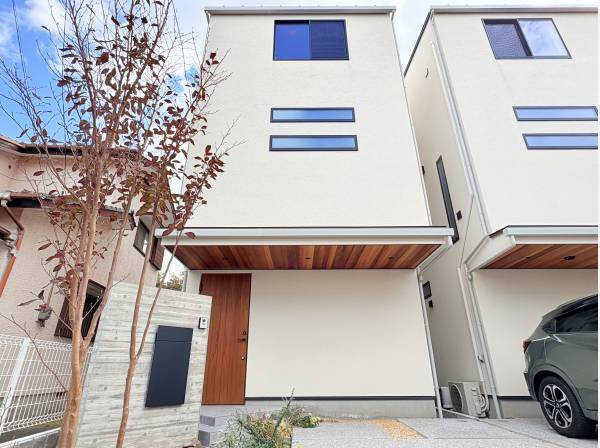 木目の映える目を引く外観