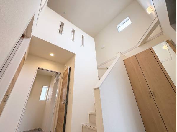 吹き抜けの玄関スペース