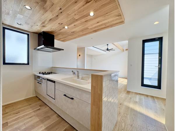 リビング全体を見渡せるキッチン