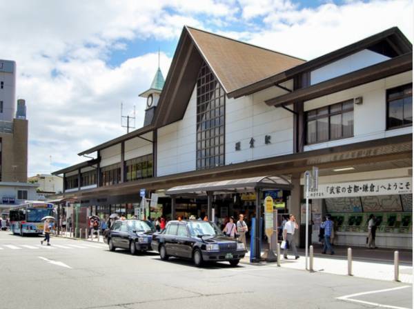 JR横須賀線「鎌倉」からバスで約8分、バス停まで徒歩約4分