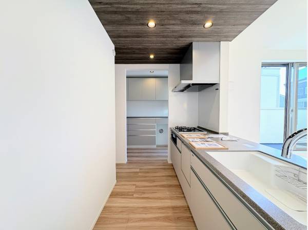 部屋を見渡すオープンキッチン