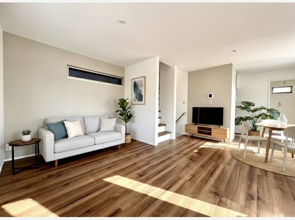 開放的なLDKは日当たり良好です。家具等はCGで作成したイメージです。