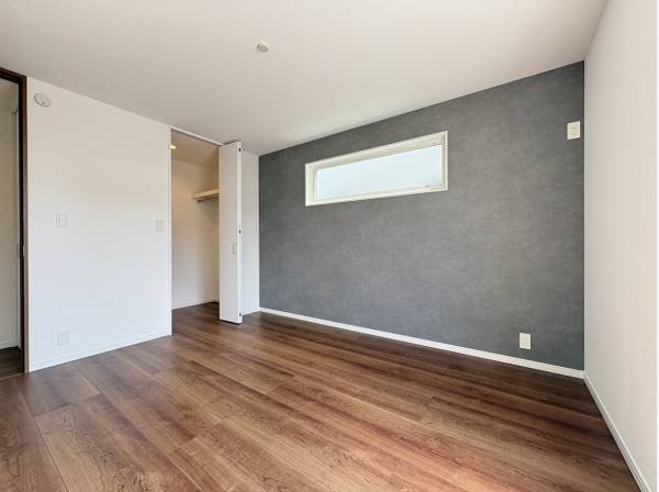 WICもあり収納も安心の洋室です