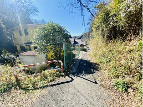 土地目前で道が狭くなるので車の進入は難しいです