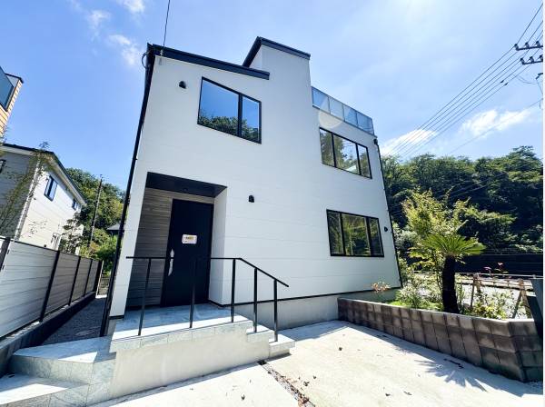 カースペース２台、角地に佇む邸宅です！