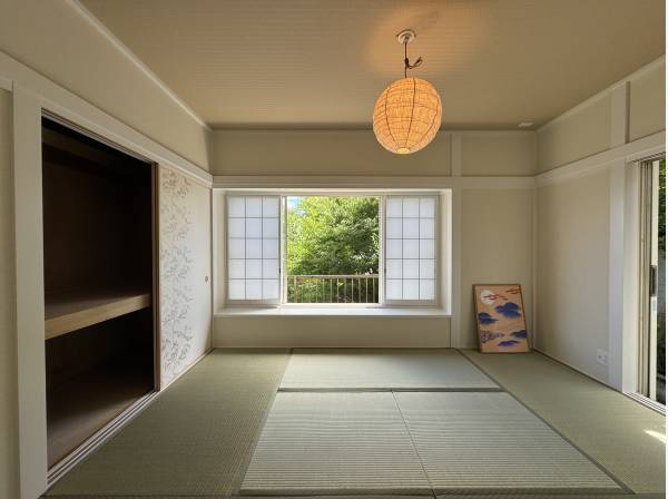 静謐感漂う和室。窓の外は緑と…