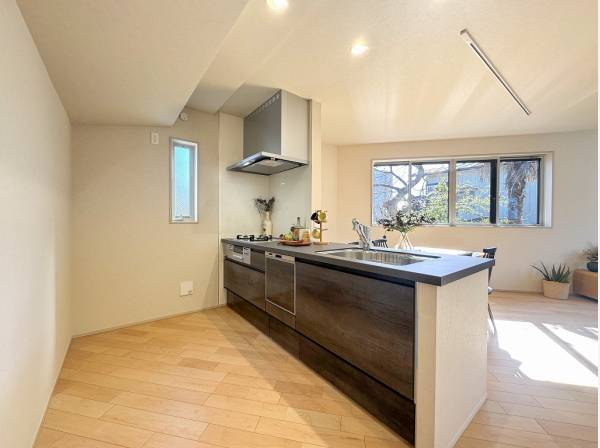 カップボードも置けそうなゆとりあるキッチン