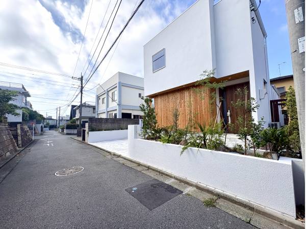 七里ガ浜の空と海に映える、洗練されたモダンな外観デザイン