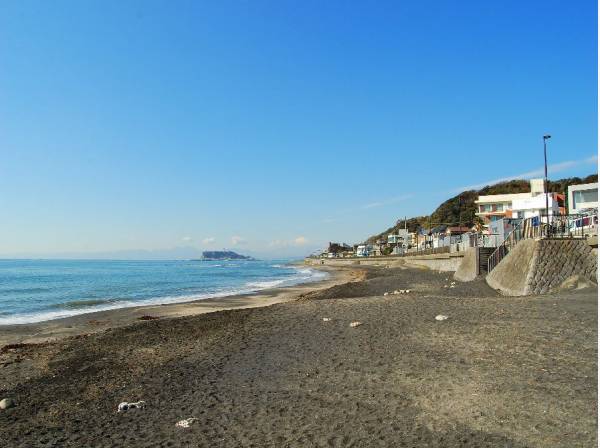 稲村ケ崎の海までは徒歩9分（約700ｍ）、由比ガ浜までは徒歩13分