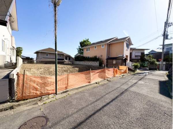 間口の広さも感じられる開放的な敷地