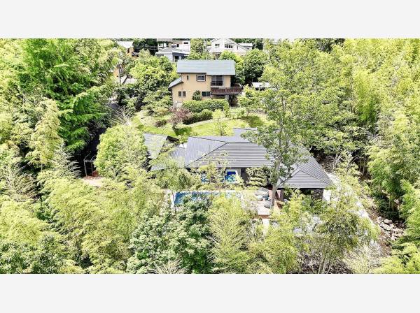 手前が平屋造りの新築＋離れ棟。その奥の2階建て建物がゲストハウス。