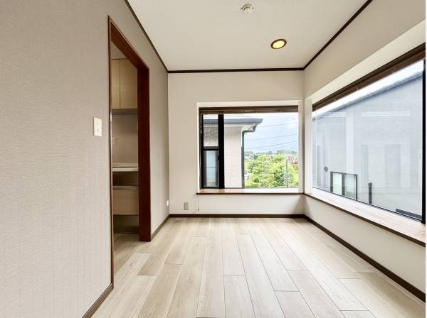 大きな窓が設置されていて開放感がございます