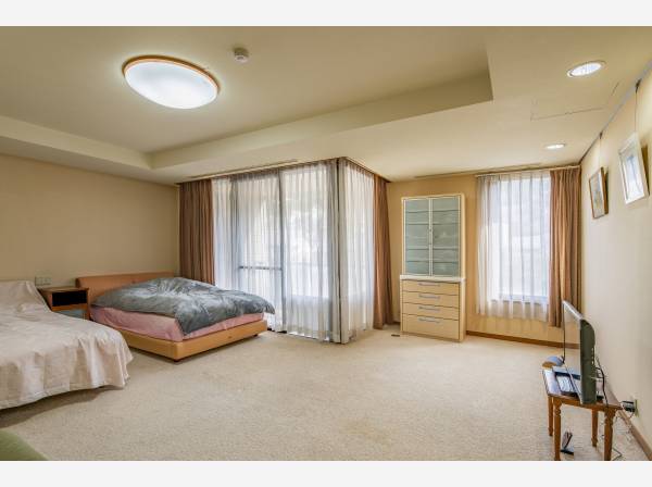 大きな窓から降り注ぐ陽光が、一日の始まりを心地よく彩ります