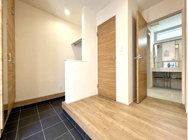 ゆったりと開放的な玄関スペースは収納もたっぷりです。