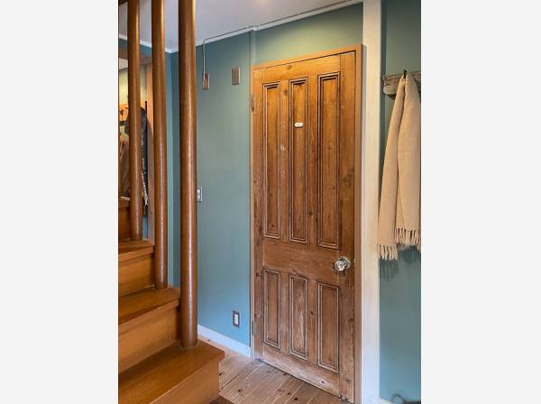 17年前にリノベーションされた味のある玄関ドア