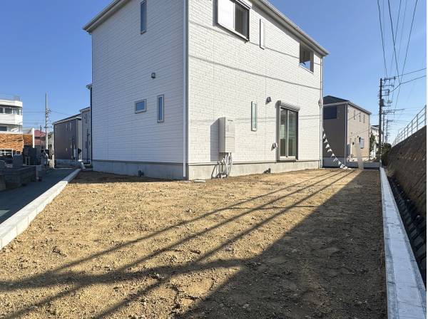 西側には陽当たりの良いお庭が広がりガーデニングなども愉しめそう