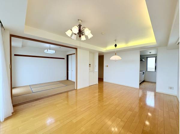 LDKの隣に和室がございます