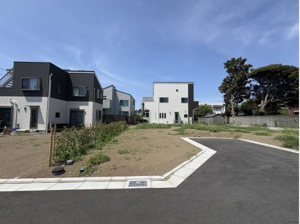 分譲地ならではのすっきりした街並みが始まっている風景