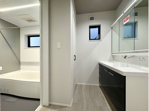 明るい洗面室と浴室で、身支度の時間が自然と軽くなります