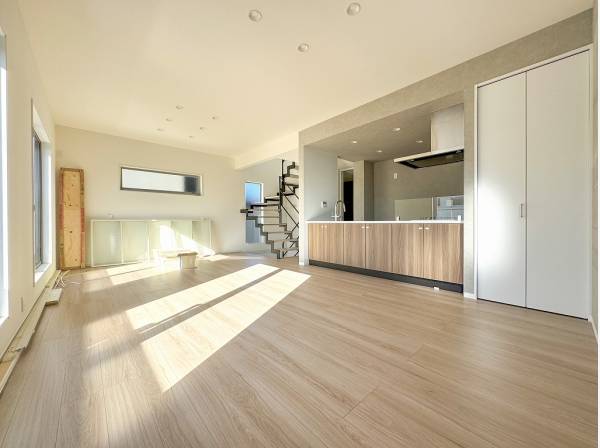 南向きのリビングはお部屋の奥まで光が差し込んでいます