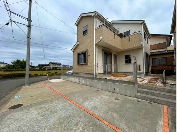 角地に御座います。